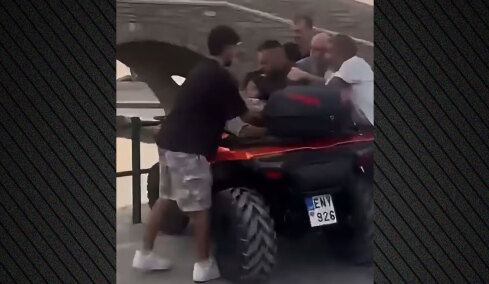 «Το μετανιώνω αλλά με βάρεσε πρώτος»: Τι υποστηρίζει ο οδηγός ταξί που ξυλοκόπησε τον υπάλληλο εταιρείας ενοικίασης οχημάτων στην Πάρο