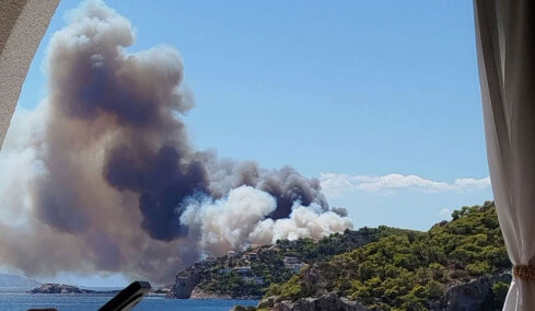 Δύο μεγάλες φωτιές στη Σαλαμίνα, σε Περιστέρια και Σελήνια: 112 για εκκενώσεις, επιχειρούν 92 πυροσβέστες και επτά εναέρια μέσα