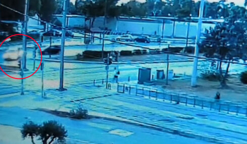 Βίντεο από το τροχαίο στη Βούλα: Το ταξί έκανε επικίνδυνη αναστροφή, η μηχανή έπεσε πάνω του χωρίς να το δει