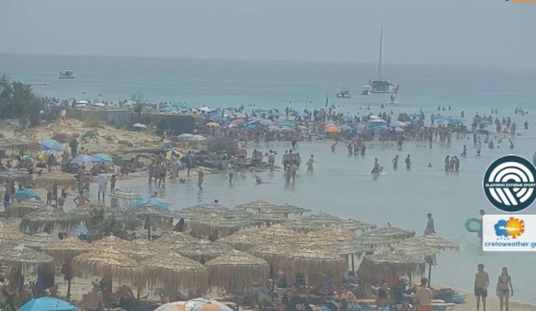 Ασφυκτικά γεμάτο το Ελαφονήσι: Πλήθος επισκεπτών στη δημοφιλή παραλία της Κρήτης, δείτε φωτογραφίες