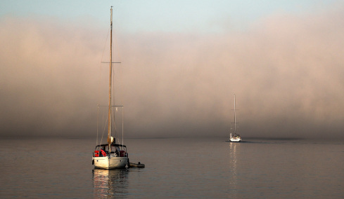 Τι είναι το φαινόμενο sea smoke που «εξαφάνισε» παραλίες και νησιά, απόκοσμες εικόνες από τις Κυκλάδες