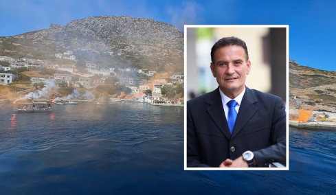 Με κόρνες πλοίων και καπνογόνα το τελευταίο «αντίο» στον δήμαρχο Φούρνων Κορσεών, δείτε βίντεο και φωτογραφίες