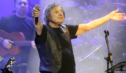 Ο Βασίλης Παπακωνσταντίνου ακύρωσε τις προγραμματισμένες συναυλίες του: Με ταλαιπωρεί μία επίμονη πνευμονία