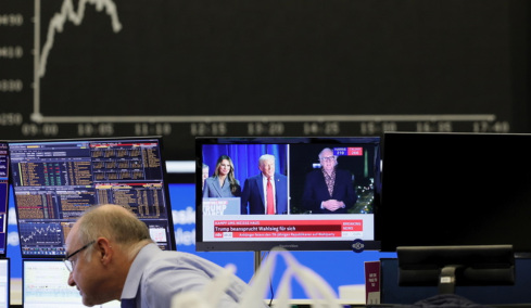 Politico: Τα $40 τρισ. χρέους των ΗΠΑ απειλούν την Ευρώπη – Στη «ζώνη κινδύνου» η Γαλλία