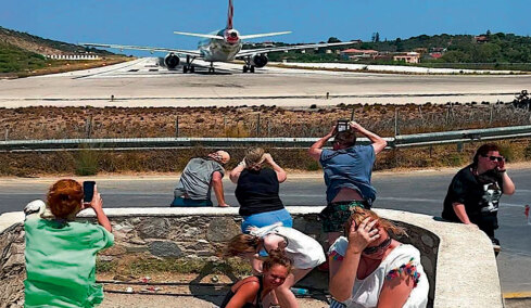 Μέχρι πού μπορείς να φτάσεις για ένα like; Το αεροδρόμιο της Σκιάθου δεν είναι η μόνη περίπτωση που ρισκάρεις ακόμη και τη ζωή σου 