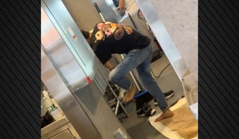 Σάλος στη Νέα Υόρκη με υπάλληλο εστιατορίου που έπλυνε τα πόδια του στην κουζίνα, δείτε βίντεο 