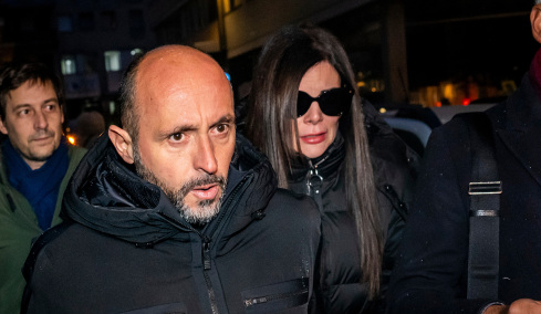 Στη φυλακή για τον ξυλοδαρμό της συζύγου του ο ιδιοκτήτης του μοιραίου μπαρ στο Κραν Μοντανά, η γυναίκα νοσηλεύεται στο νοσοκομείο