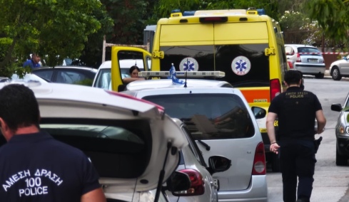 Θρίλερ στη Νέα Σμύρνη: Άνδρας και γυναίκα βρέθηκαν νεκροί από πυροβολισμούς στην είσοδο πολυκατοικίας