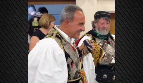 Ο Νίκος Αλιάγας χόρεψε με παραδοσιακή φουστανέλα στο πανηγύρι του χωριού του στη Σταμνά Μεσολογγίου, δείτε βίντεο