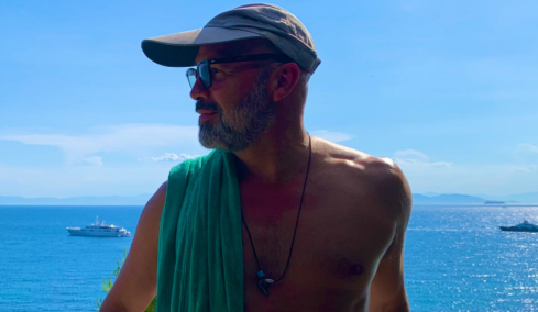 Ο Μπίλι Ζέιν τoυ «Τιτανικού» έκανε διακοπές στην Ελλάδα, η φωτογραφία και το λογοπαίγνιο