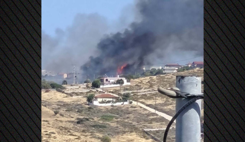 Φωτιά δίπλα σε σπίτια στο Καλοπήγαδο Κερατέας: 112 για εκκένωση από Αγία Μαρίνα και Τσονίμα προς λεωφόρο Λαυρίου, βίντεο και φωτογραφίες