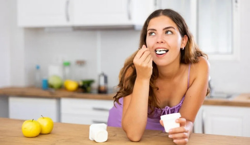 Γιαούρτι ή cottage cheese; Ποιο κερδίζει σε πρωτεΐνη και ποιο είναι πιο θρεπτικό