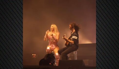 Η Kesha απέτισε φόρο τιμής στην Ντόλι Πάρτον ερμηνεύοντας επί σκηνής το «Old Flames» που είχε γράψει η μητέρα της για εκείνη
