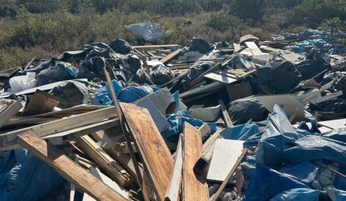 Μετέτρεψαν τους πρόποδες της Πάρνηθας σε χωματερή με μπάζα από ανακαινίσεις, δείτε φωτογραφίες
