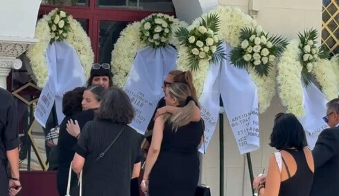 Συγκίνηση στο τελευταίο αντίο στον Δημήτρη Κόκοτα: «Ξέρω ότι θα μας προσέχει, τον ευχαριστώ για το παιδί μας» είπε η σύζυγός του στον επικήδειο