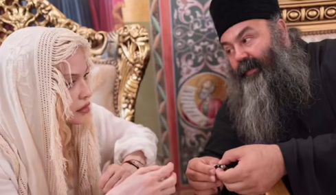 «Οι αμαρτίες μου είναι η σωτηρία μου»: Η Μαντόνα δημοσίευσε νέες φωτογραφίες από το ταξίδι της στην Ελλάδα