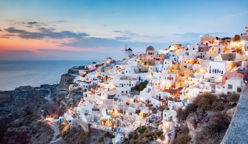 Όταν η Σαντορίνη ήταν ένα άγνωστο νησί, χωρίς λιμάνι και με μόλις 75 κλίνες, πώς εξελίχθηκε σε παγκόσμιο προορισμό
