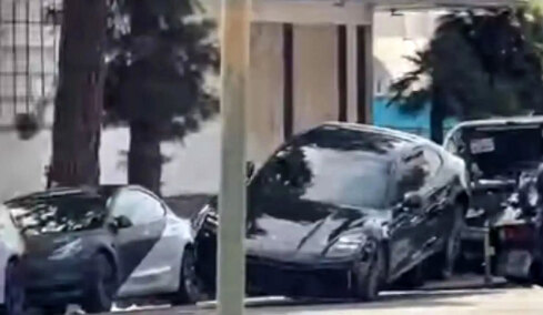 Απίστευτη σκηνή στο Λος Άντζελες: Οδηγός Porsche γκαζώνει ενώ την παίρνει γερανός
