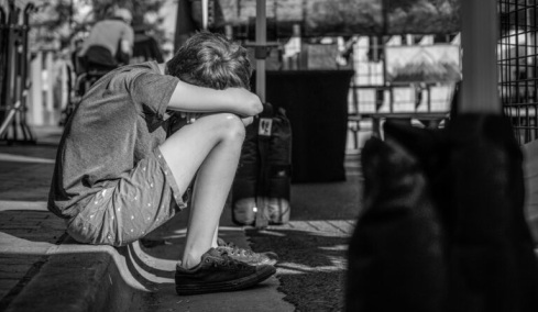 Η κοινωνία σε σήψη: Ένα νεκρό βρέφος, τρία απροστάτευτα παιδιά και ένα κράτος που γνώριζε
