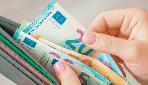 Γιατί οι επιχειρήσεις προτιμούν κουπόνια αντί αυξήσεων: Δεν επιβαρύνονται από το μισθολογικό κόστος ενώ οι μισθωτοί γλιτώνουν κρατήσεις