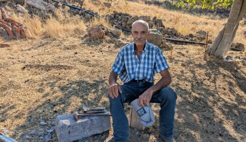 Ο τελευταίος τεχνίτης της πέτρας: Ο κυρ Λουκάς από τον Μεσότοπο Λέσβου συνεχίζει να τη δαμάζει στα 85 του

