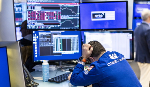 Wall Street: Πτώση μετά το ισχυρό report εργασίας στις ΗΠΑ - Αυξάνονται τα στοιχήματα για τη Fed