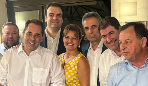 Δείπνο Πιερρακάκη με 45 βουλευτές της ΝΔ από τη βόρεια Ελλάδα: Σουτζουκάκια και γύρος στη θρυλική «Διαγώνιο», δείτε φωτογραφίες