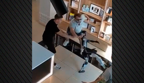 Ρομπότ στη Ρωσία... τσαντίστηκε επειδή το έσπρωξε πελάτης και του επιτέθηκε, δείτε βίντεο