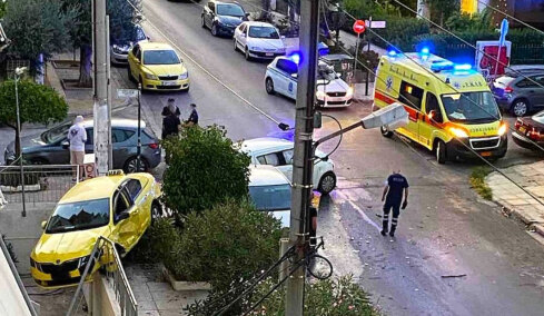 Τροχαίο με κλεμμένο ΙΧ στην Ηλιούπολη: Παραβίασε STOP και συγκρούστηκε με ταξί που κατέληξε σε αυλή σπιτιού