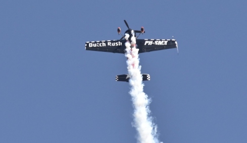 Athens Flying Week: Εντυπωσιακές εικόνες από τα ακροβατικά σμήνη και τους αλεξιπτωτιστές