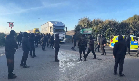 Εκατοντάδες μαυροφορεμένοι διαδηλωτές έκλεισαν το λιμάνι του Ντόβερ σε διαμαρτυρία κατά των μεταναστών