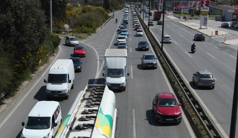 Καραμπόλα με έξι οχήματα στην Αθηνών - Κορίνθου στα Μέγαρα: Ένας τραυματίας, ουρές χιλιομέτρων στο ρεύμα προς Αθήνα