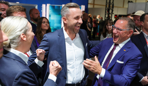 Μεγάλη νίκη για το ακροδεξιό AfD στη Σαξονία-Άνχαλτ δείχνουν τα exit poll: 44,5% έναντι μόλις 18,5% του CDU του Μερτς, κυνηγά την αυτοδυναμία