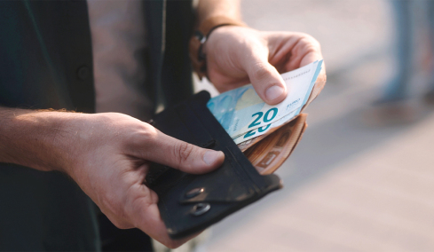 Δημόσιοι υπάλληλοι: Πότε θα δοθεί το επίδομα Χριστουγέννων των €500 - Πότε θα λάβουν την αυξημένη ενίσχυση οι συνταξιούχοι