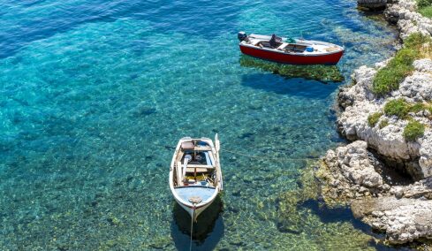 Βοτσαλωτές παραλίες, ορεινά χωριά και μονοπάτια στις βόρειες ακτές της Σάμου