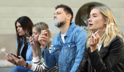 Ένας στους έξι Ευρωπαίους χρησιμοποιεί καθημερινά καπνό ή άλλο καπνικό προϊόν
