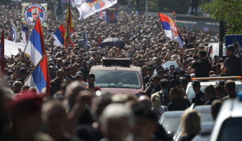 «Bαθιά λυπηρή» για την ΕΕ η παρουσία Σέρβων αξιωματούχων στην κηδεία του Ράτκο Μλάντιτς