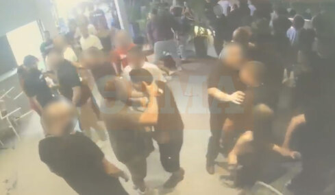 Beach bar στη Χαλκιδική μετατράπηκε σε... ρινγκ: Άγριο ξύλο μπροστά σε θαμώνες μετά από επεισόδιο με 27χρονο Γερμανό, δείτε βίντεο