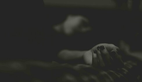 Έμφυλη βία: Οι φράσεις που χρησιμοποιούμε και μετατοπίζουν την ευθύνη από τον θύτη στο θύμα
