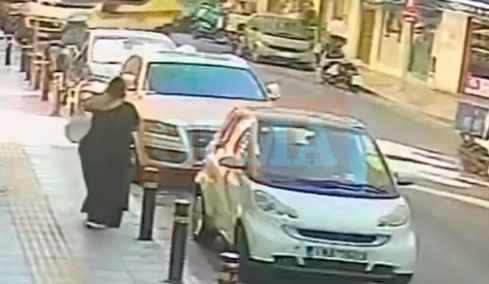 Βίντεο: Η δραματική διαδρομή του ασθενοφόρου που σπεύδει να παραλάβει τον Γιώργο Μαζωνάκη από την κλινική στο Κολωνάκι
