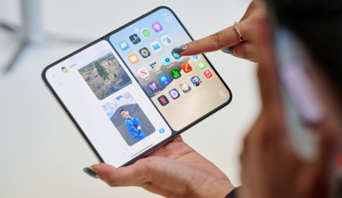 Apple: Ανάρπαστο το πανάκριβο iPhone Duo, εξαντλήθηκε πριν καν κυκλοφορήσει, οι παραδόσεις θα γίνονται μέχρι και το 2027