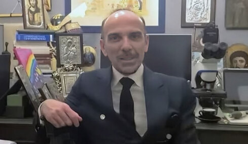 Δείτε βίντεο: Ο Θεοδωρόπουλος διαφημίζει το ιατρείο του, χαρακτήριζε «θείο δώρο» τις θεραπείες με βλαστοκύτταρα