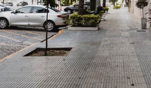 Το Μαρόκο σκάβει την άσφαλτο για να καταπολεμήσει τον μεγάλο εχθρό της νότιας Ευρώπης