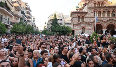 Θρήνος για τον Γιώργο Μαζωνάκη στη Νίκαια: «Ήρθα από την Αμαλιάδα με τα παιδιά μου, έχουμε σοκαριστεί», «έφυγε πολύ άδικα, είχε πολλά να δώσει», βίντεο