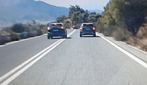 Αδιανόητη διπλή παράνομη προσπέραση πάνω σε στροφή στον περιφερειακό από Άγιο Πέτρο προς παλαιά Πεντέλη, δείτε βίντεο
