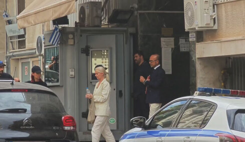 Βίντεο: Στην Ευελπίδων με χειροπέδες οι δύο γιατροί που κατηγορούνται για τον θάνατο του Γιώργου Μαζωνάκη