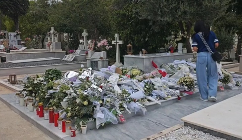 Βουβό προσκύνημα στο μνήμα του Γιώργου Μαζωνάκη: Δεκάδες θαυμαστές στο νεκροταφείο με λουλούδια και τα τραγούδια του να παίζουν