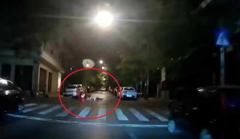 Οδηγός ηλεκτρικού πατινιού στον Σταθμό Λαρίσης παρέσυρε μοτοσικλετιστή και τον εγκατέλειψε τραυματισμένο, δείτε βίντεο
