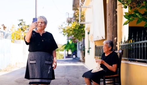 Οι viral Κρητικές γιαγιάδες ξαναχτυπούν και τα βάζουν με το... χαζοGPT, δείτε το νέο σποτ του Ημιμαραθωνίου Κρήτης
