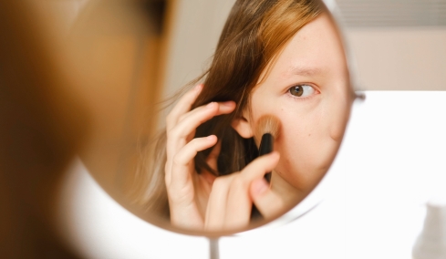 Skincare, μακιγιάζ και TikTok από το δημοτικό: Πότε το παιχνίδι με την εικόνα γίνεται λόγος ανησυχίας, τι λένε οι ειδικοί
